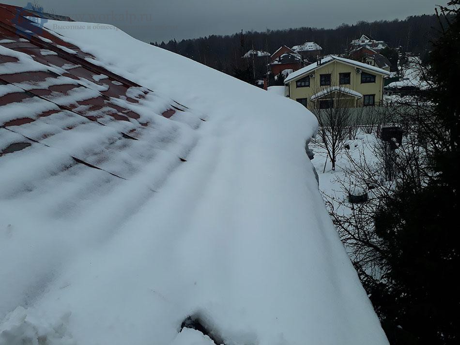 крыша коттеджа перед уборкой снега в мытищах